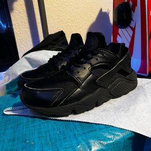 Black Nike Huaraches